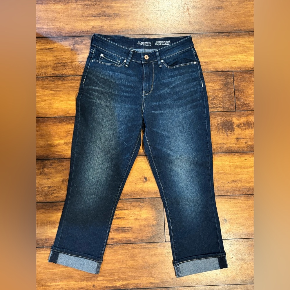 Levi's Women's Dark Blue capri Jeans. 28 waist